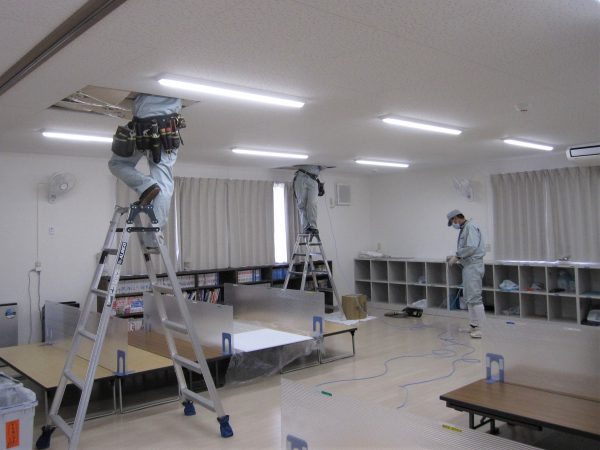 教育施設・学童保育の防犯対策：ネットワークカメラ用LANケーブル天井配線