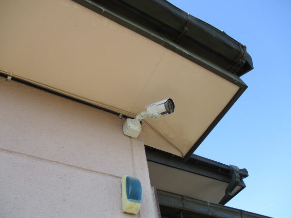 邸宅・ガレージの防犯対策：バレット型防犯カメラ本体の設置