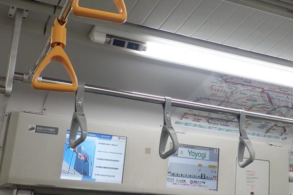 JR東日本・山手線車両内の蛍光灯一体型防犯カメラ