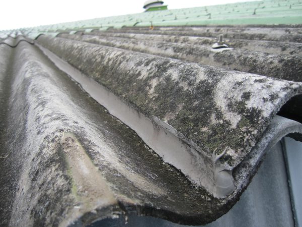 ガルバリウム鋼板による屋根カバー工法：劣化したアスベスト含有スレート屋根