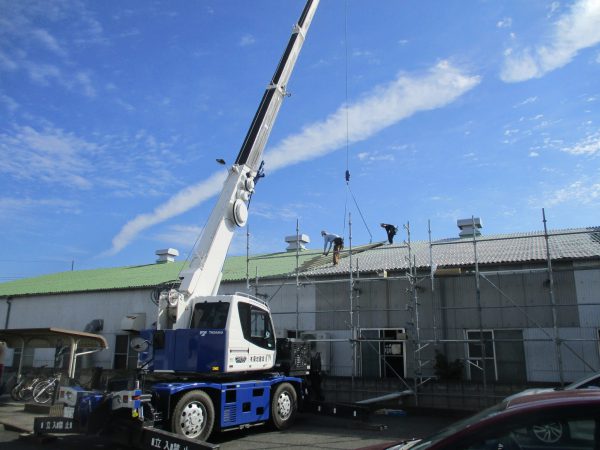 ガルバリウム鋼板による屋根カバー工法：大型クレーン車による荷揚