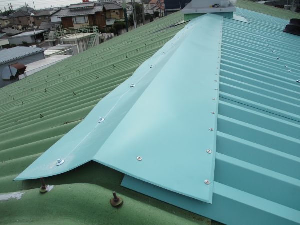 ガルバリウム鋼板による屋根カバー工法：大波カバールーフ棟用曲げ物
