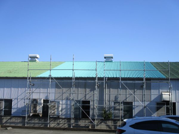 ガルバリウム鋼板による屋根カバー工法：大波カバールーフ施工完了