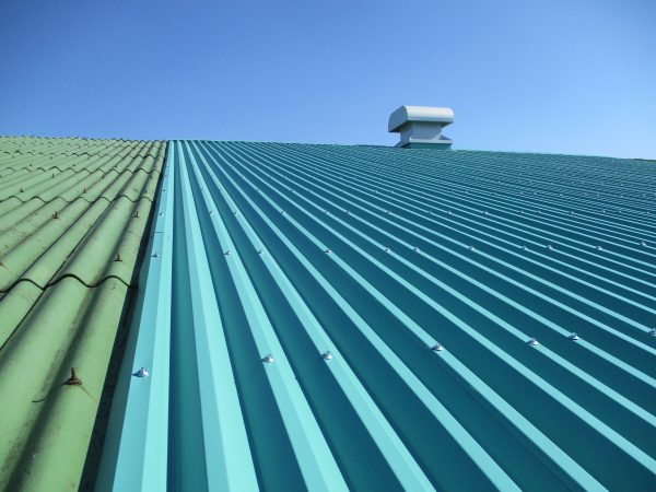 ガルバリウム鋼板による屋根カバー工法：大波カバールーフ施工完了