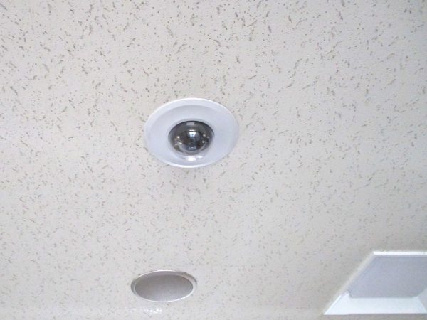 大学・教育機関の防犯カメラシステム：校舎内監視のドーム型カメラ