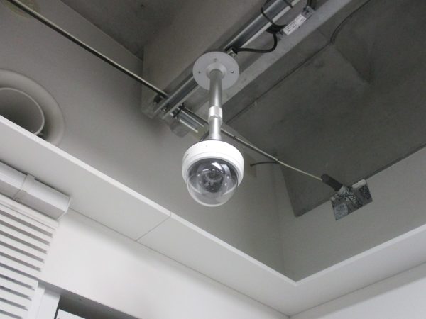 大学・教育機関の防犯カメラシステム：校舎内監視のドーム型カメラ