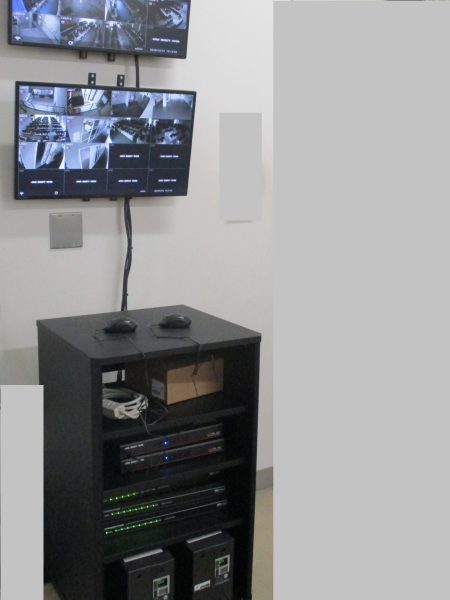 大学・教育機関の防犯カメラシステム：警備室内のデジタルレコーダー・モニター